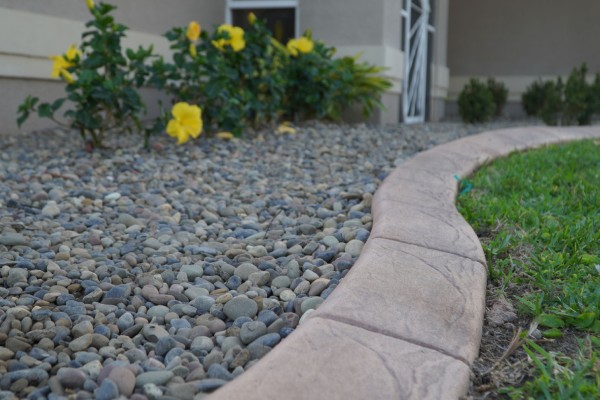 Concrete landscape edging curbing